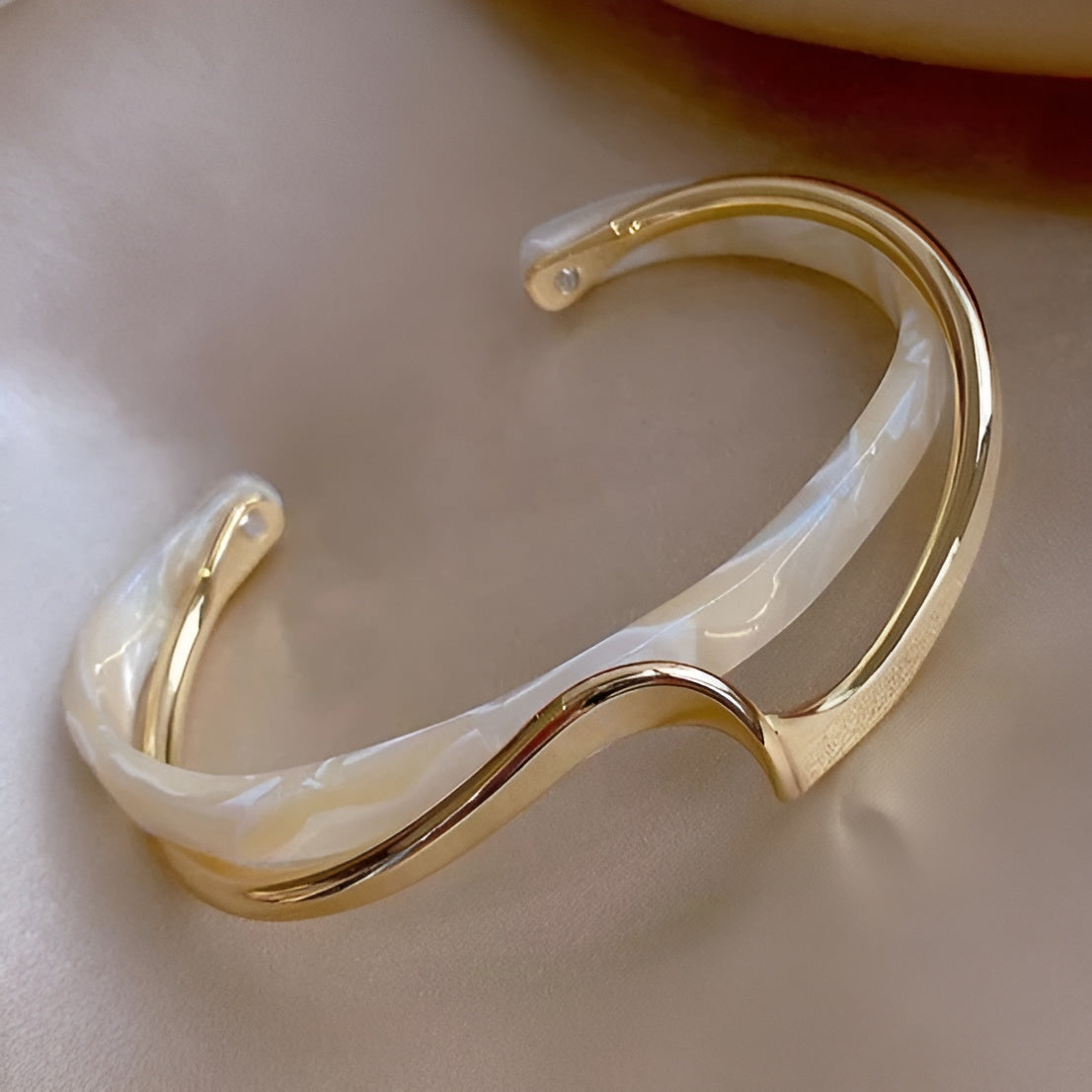 Caroline™ | Bracelet en or avec opale blanche